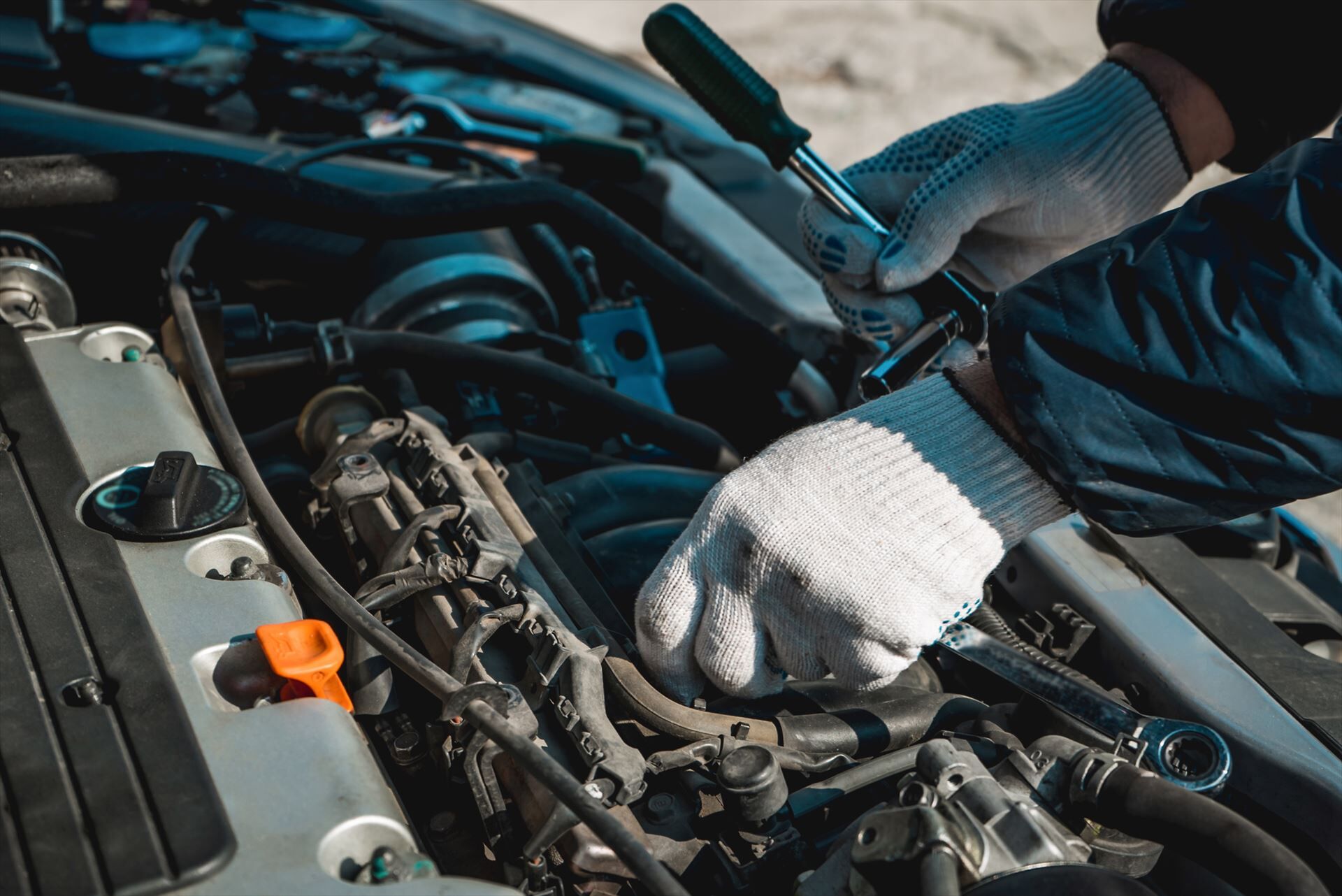 ラジエーターをチェックする男性